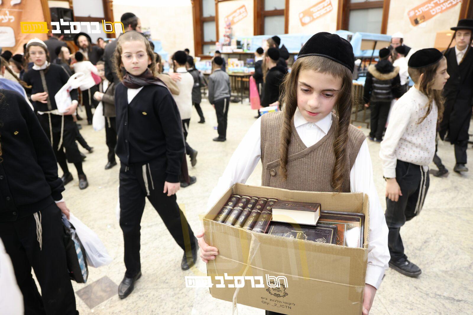 קרן אור • תלמידי החברות 'צאן יוסף' ביריד השנתי